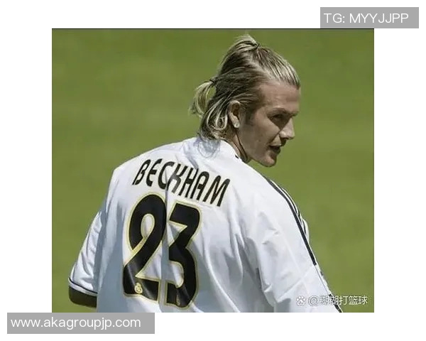 高个子足球明星的辫子造型与场上风采的完美结合